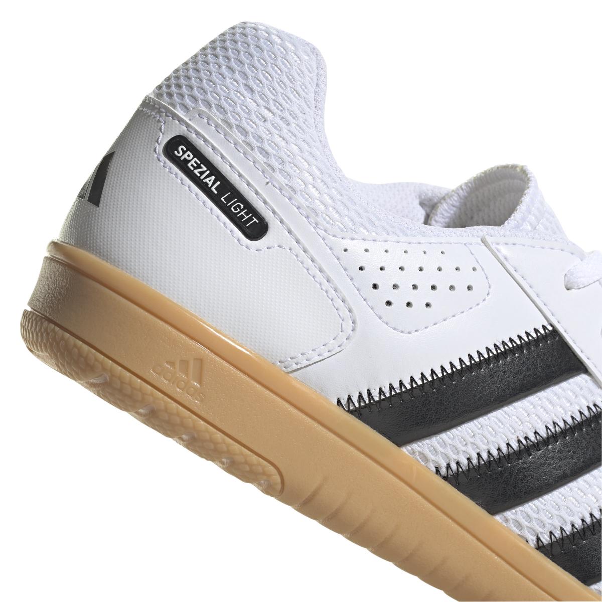 product/a/d/adidas_hq3518_9_footwear_photography_detail_view_2_white-nw091625.jpg