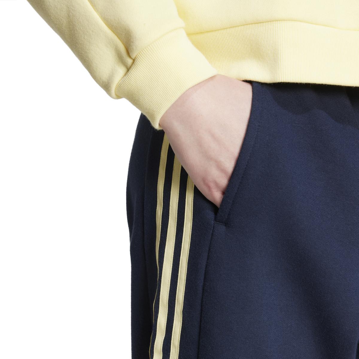 product/a/d/adidas_ix3524_5_apparel_on_model_detail_view_1_white.jpg