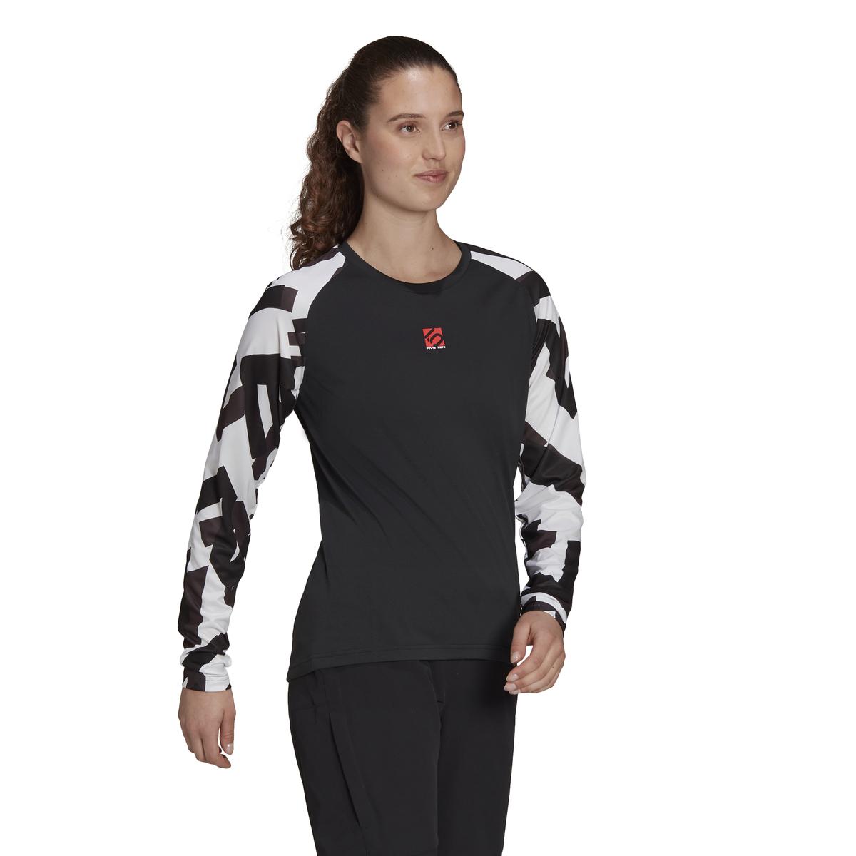 product/g/m/gm4569_app_on-model_walking_white.jpg