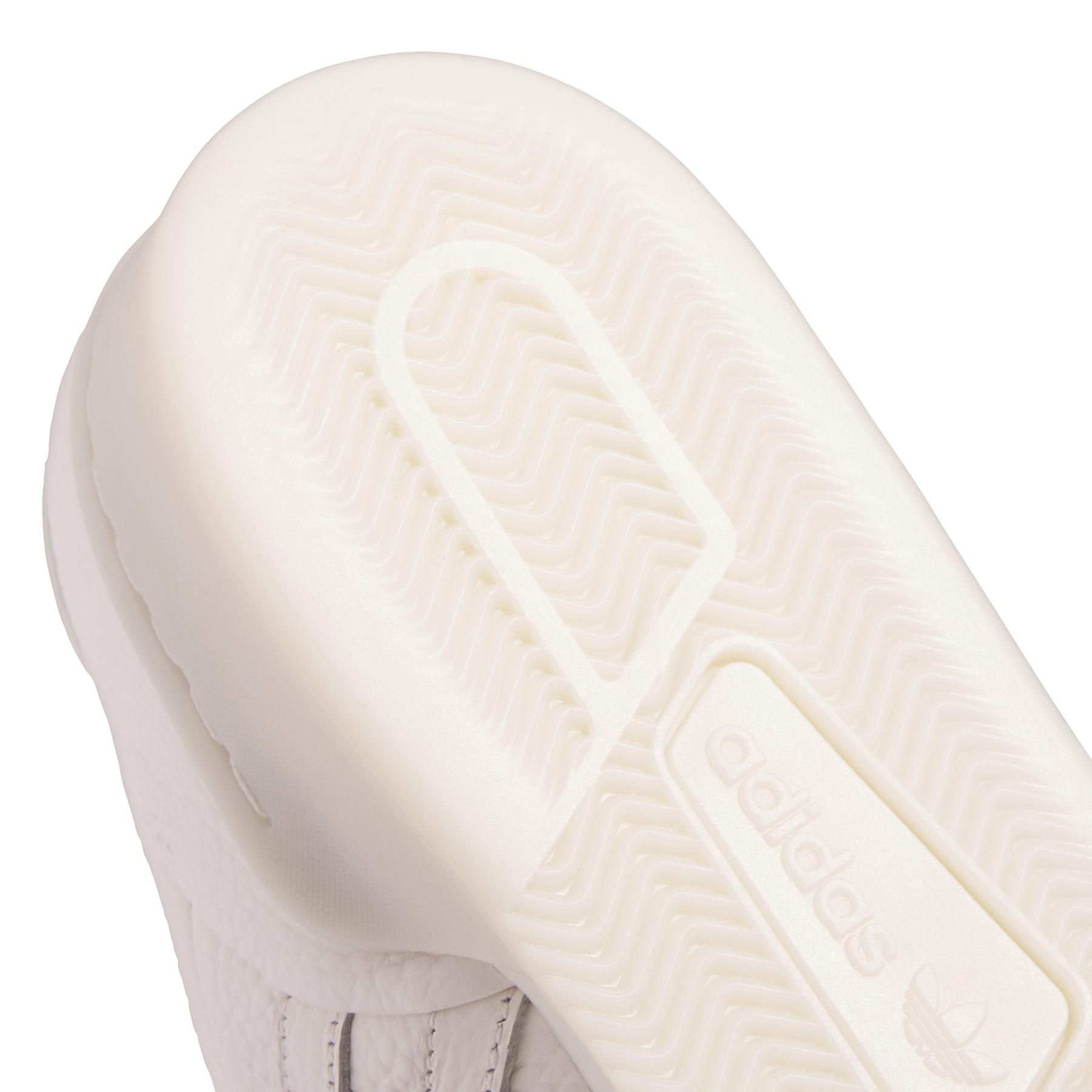 product/2/0/2025_09_adidas_if7184_9_footwear_photography_detail_view_2_white.jpg