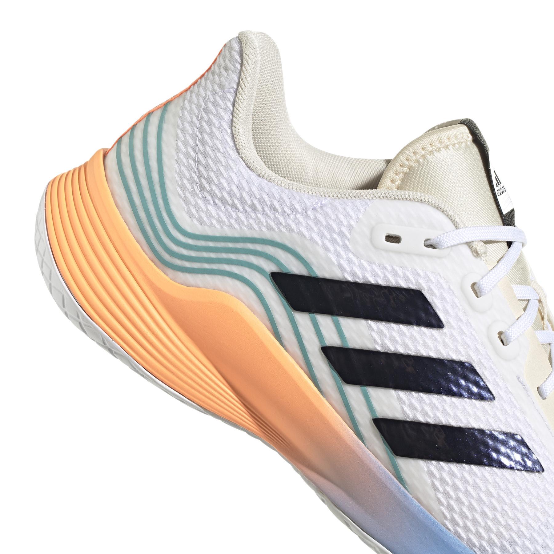 product/a/d/adidas_gx1263_9_footwear_photography_detail_view_2_white_000.jpg