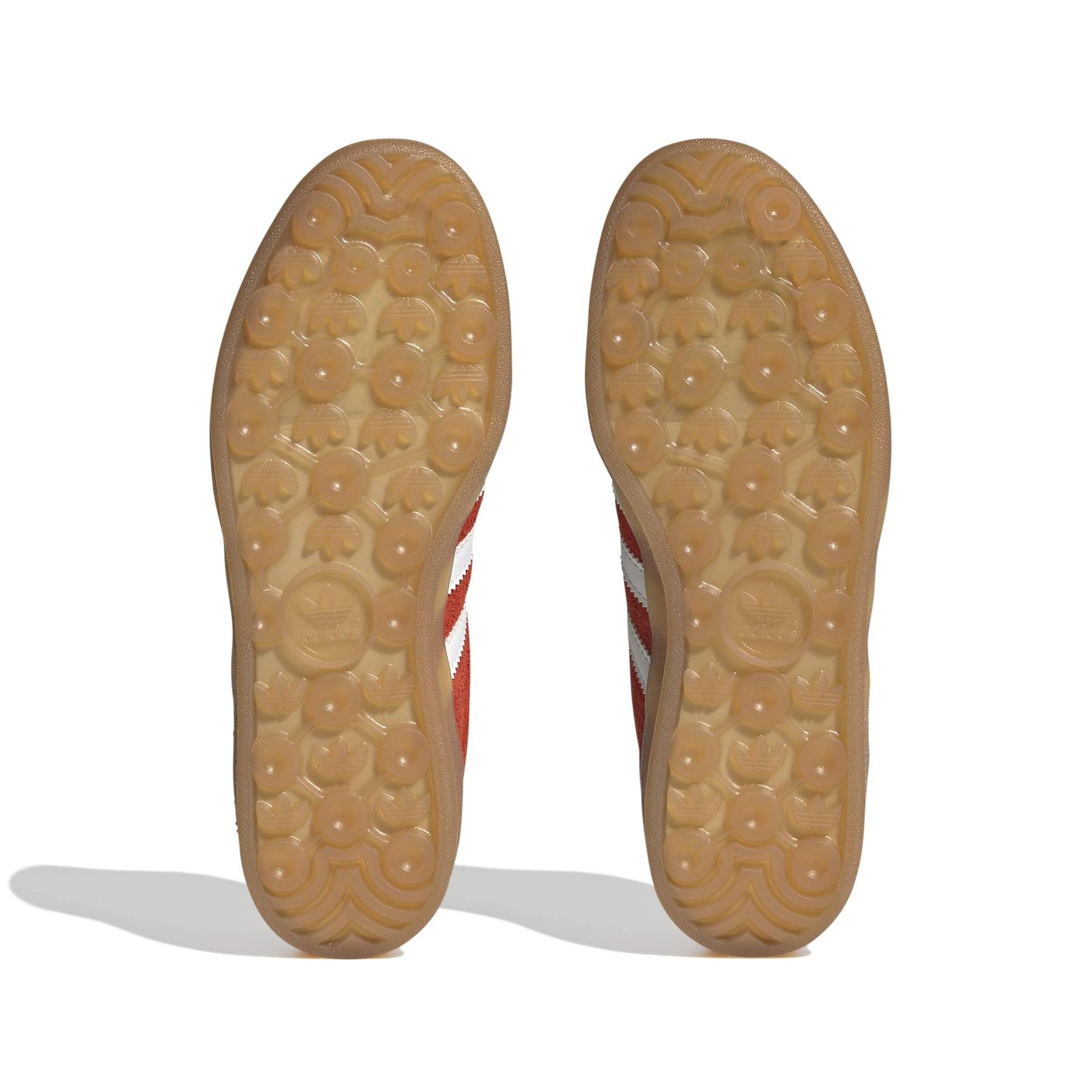product/a/d/adidas_hq8718_4_footwear_photography_bottom_view_white.jpg