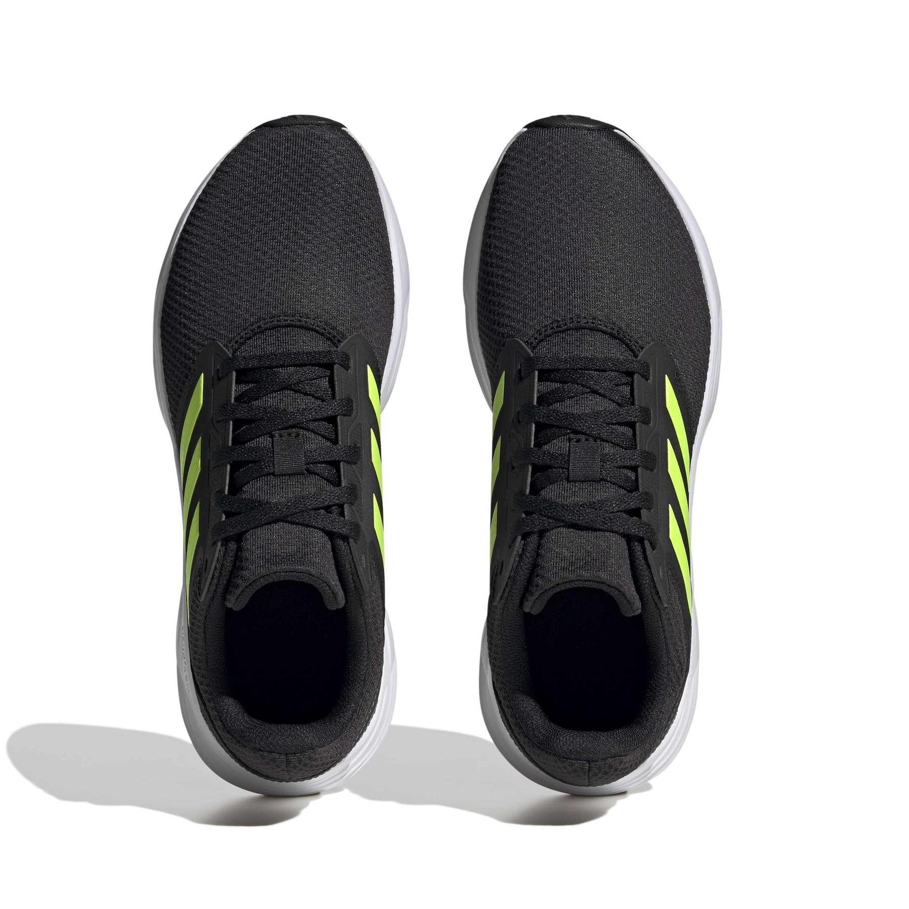 product/a/d/adidas_ie1974_3_footwear_photography_top_portrait_view_white-nw091625.jpg