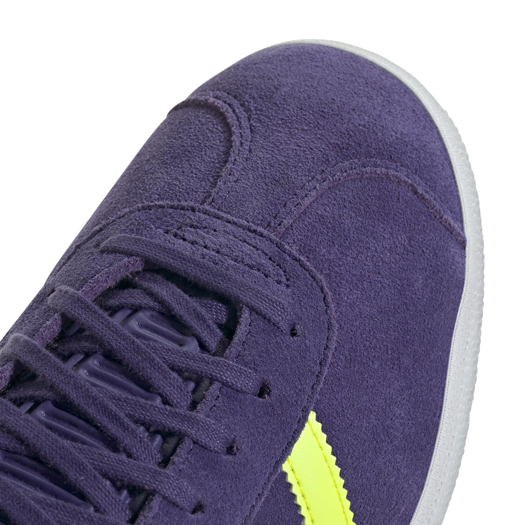 product/a/d/adidas_ih8164_8_footwear_photography_detail_view_2_white.jpg