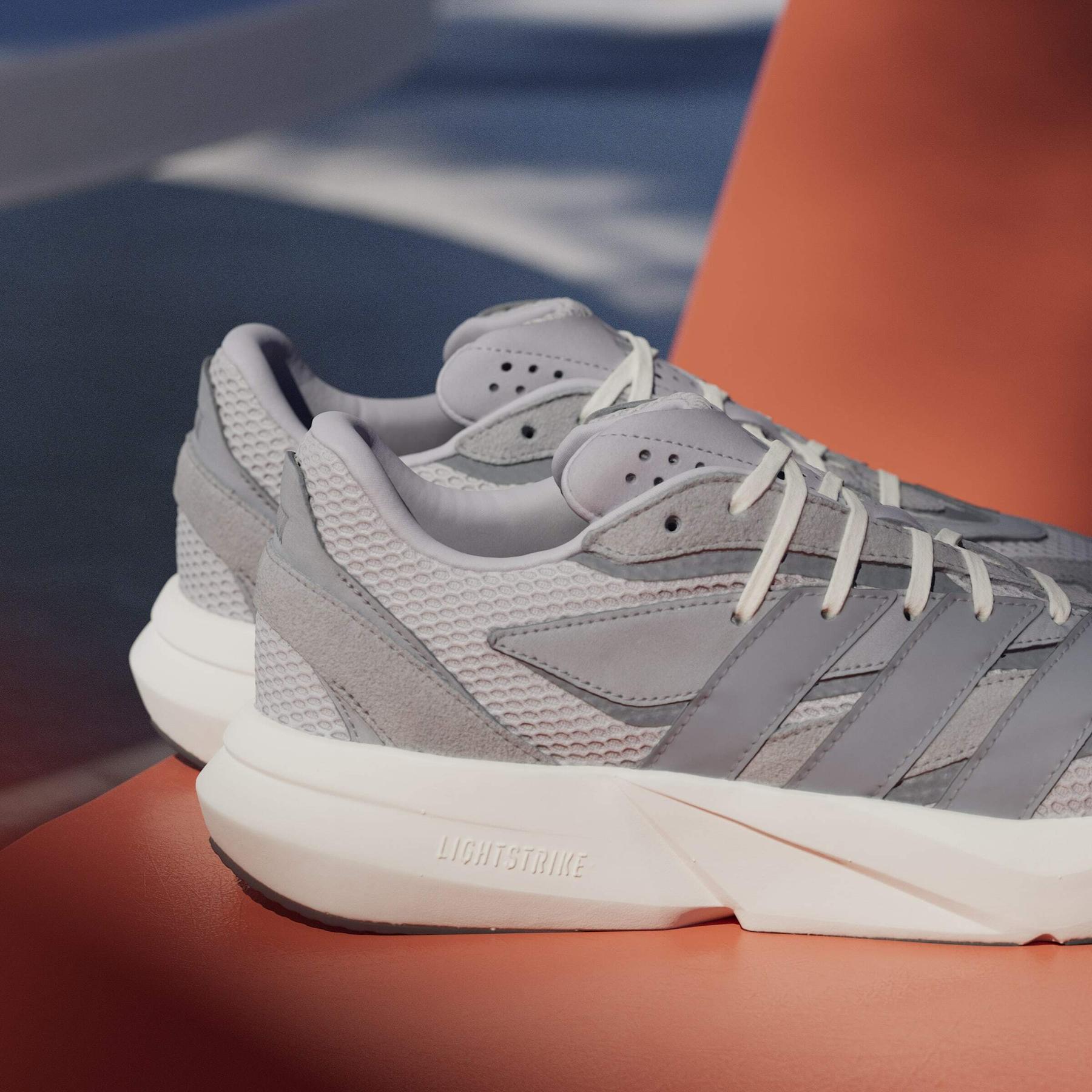 product/a/d/adidas_ih8607_24_footwear_photography_heromrktng_view_9-nw091625.jpg