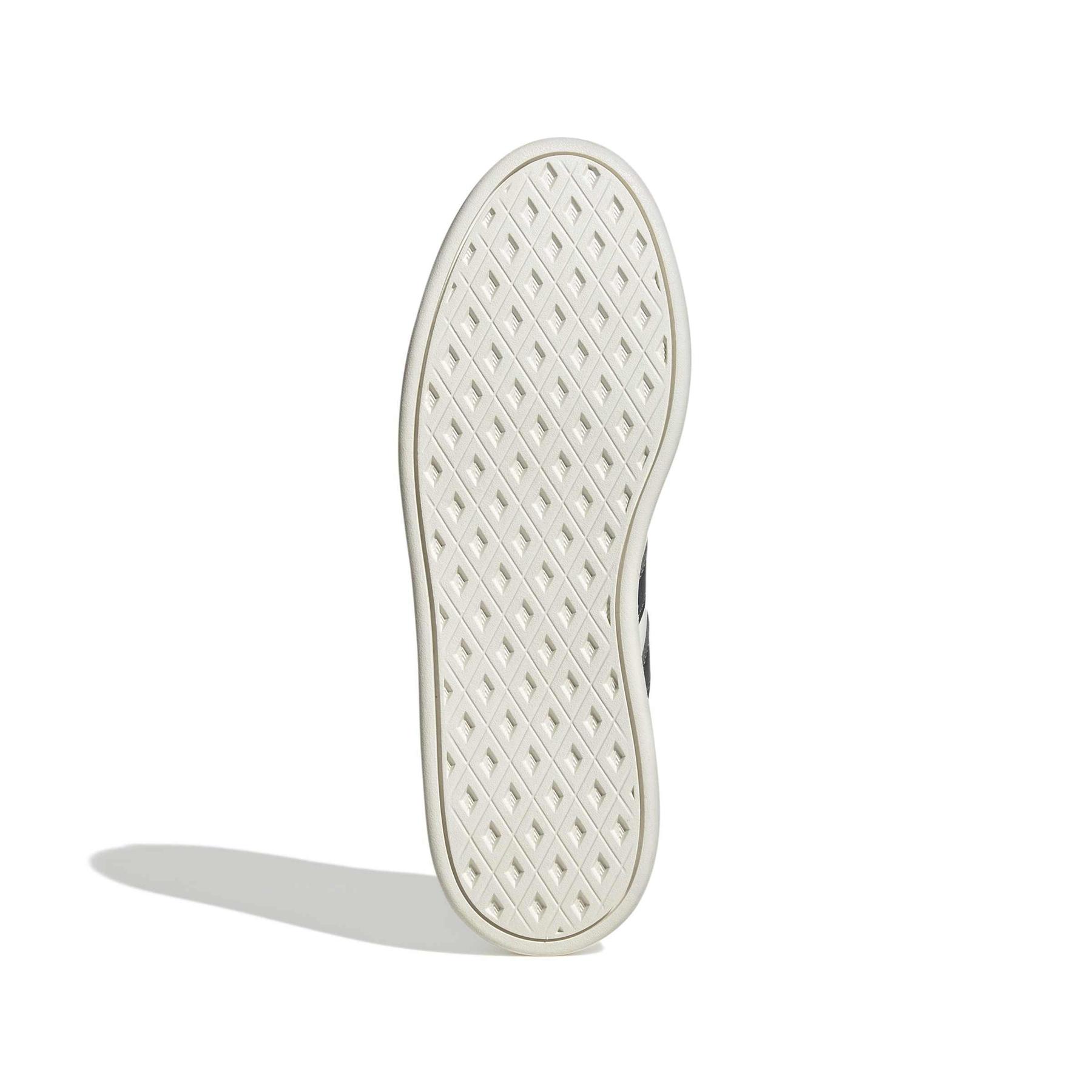 product/a/d/adidas_jh6880_4_footwear_photography_bottom_view_white-nw091625.jpg