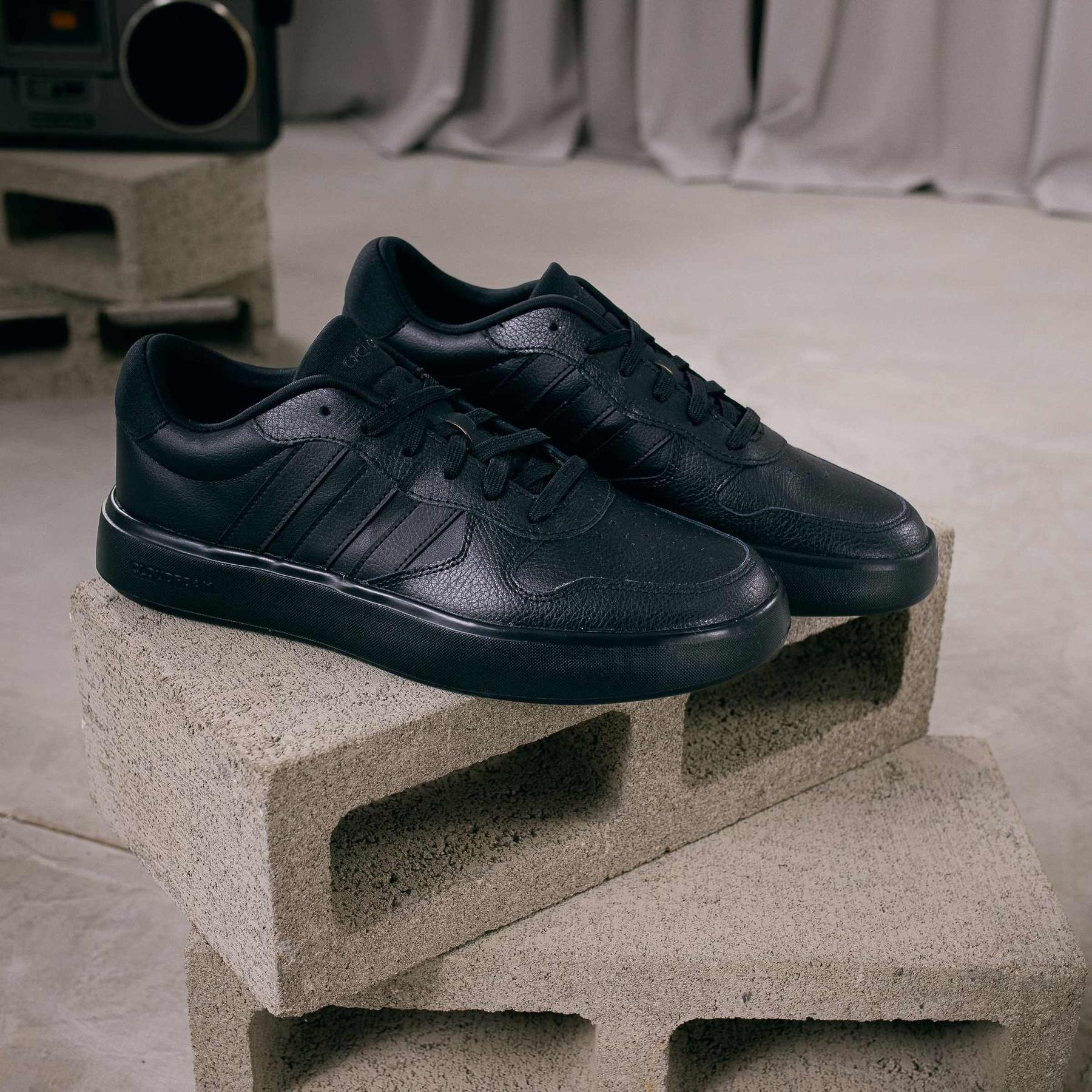 product/a/d/adidas_ji2167_13_footwear_photography_heromrktng_view_2-nw091625.jpg