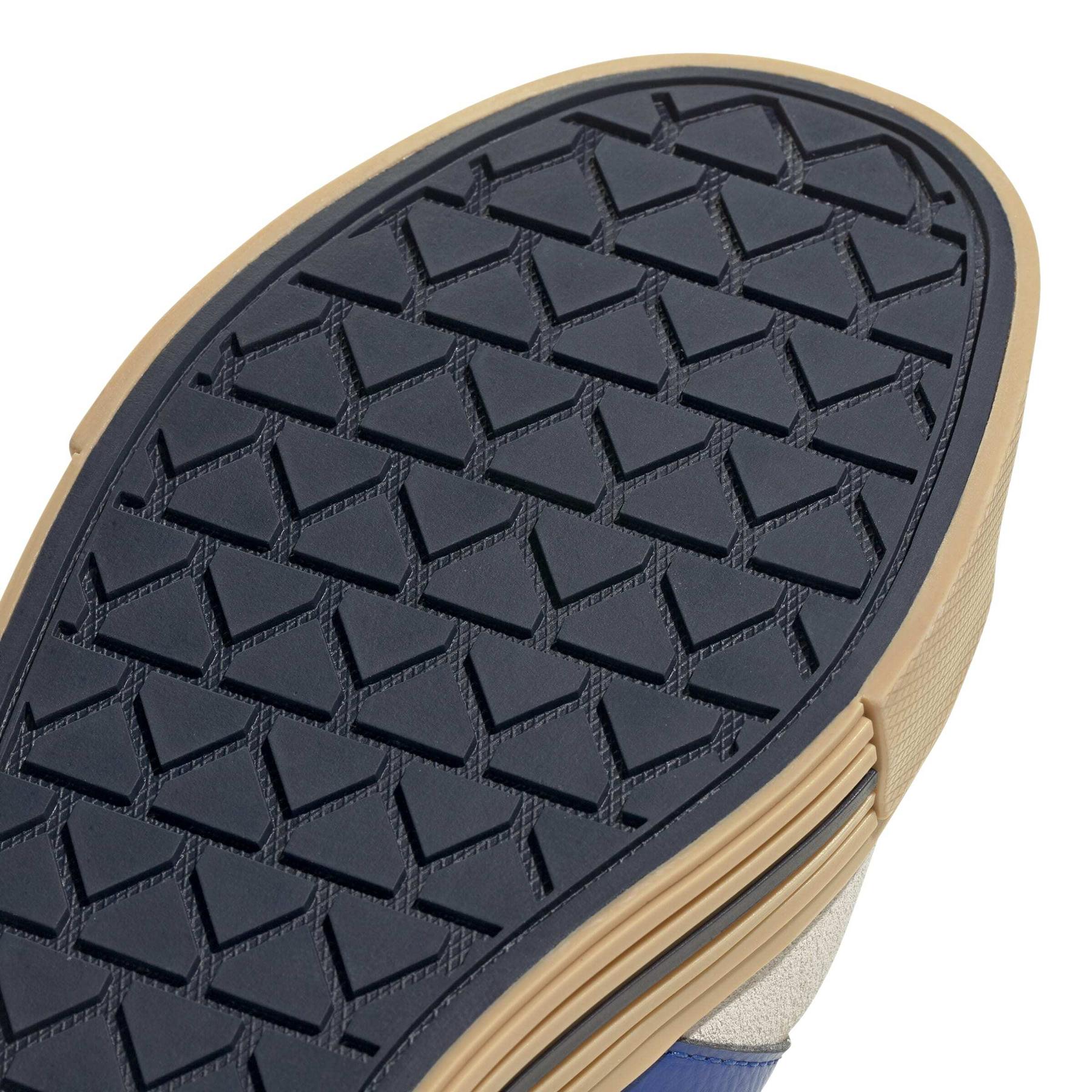 product/a/d/adidas_jq5647_8_footwear_photography_detail_view_1_white-nw091625.jpg