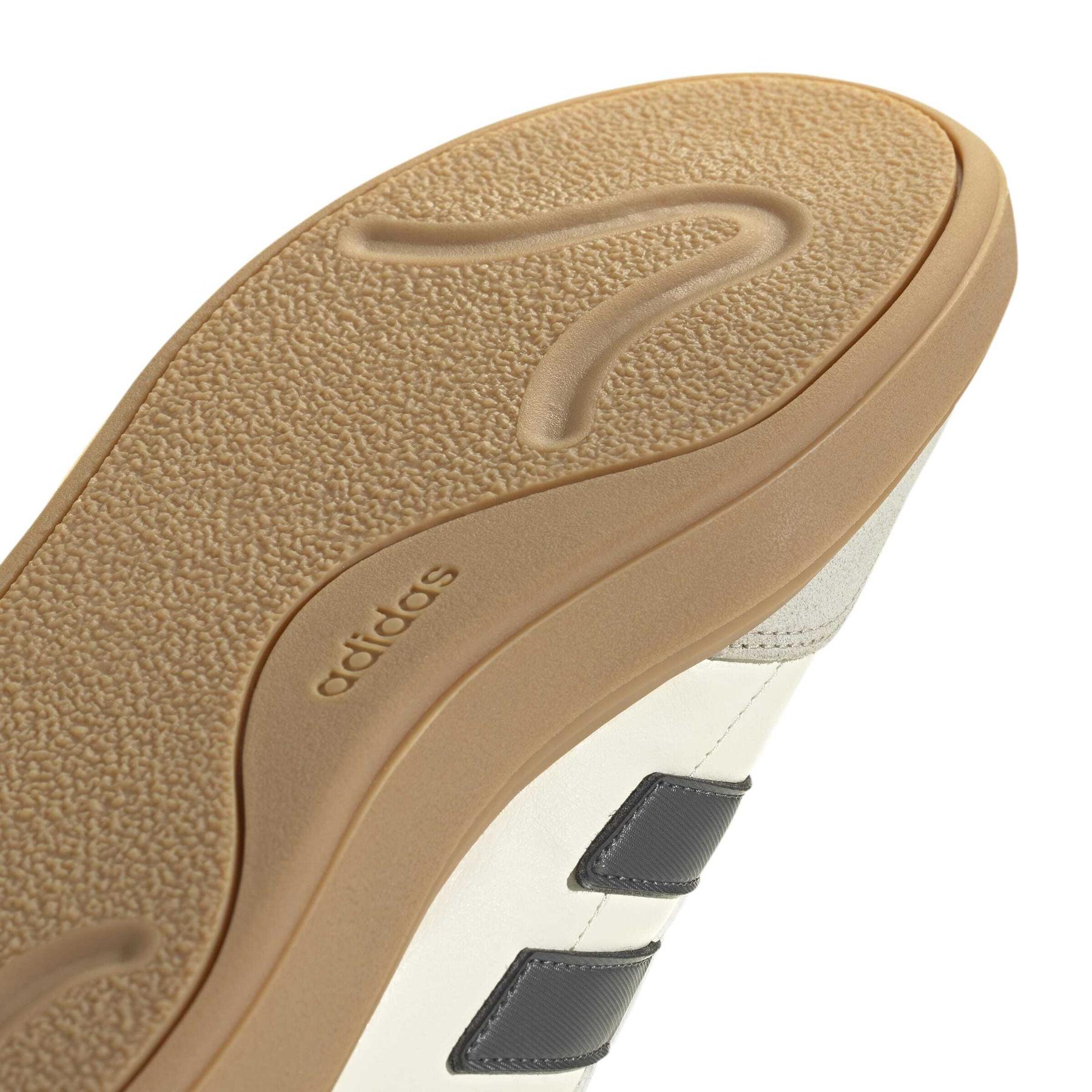 product/a/d/adidas_jq8213_9_footwear_photography_detail_view_2_white-nw091625.jpg