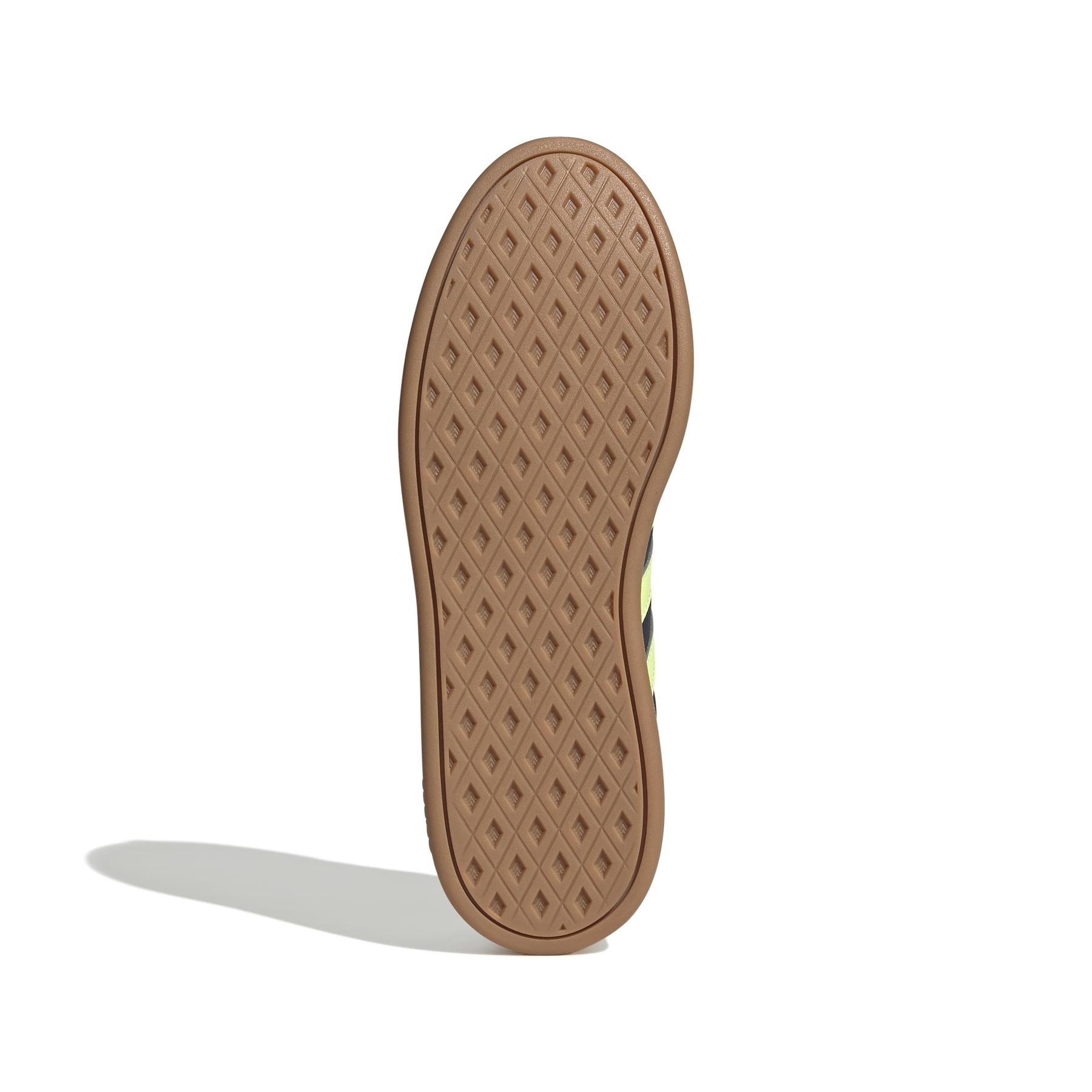 product/a/d/adidas_jq8265_4_footwear_photography_bottom_view_white-nw091625.jpg