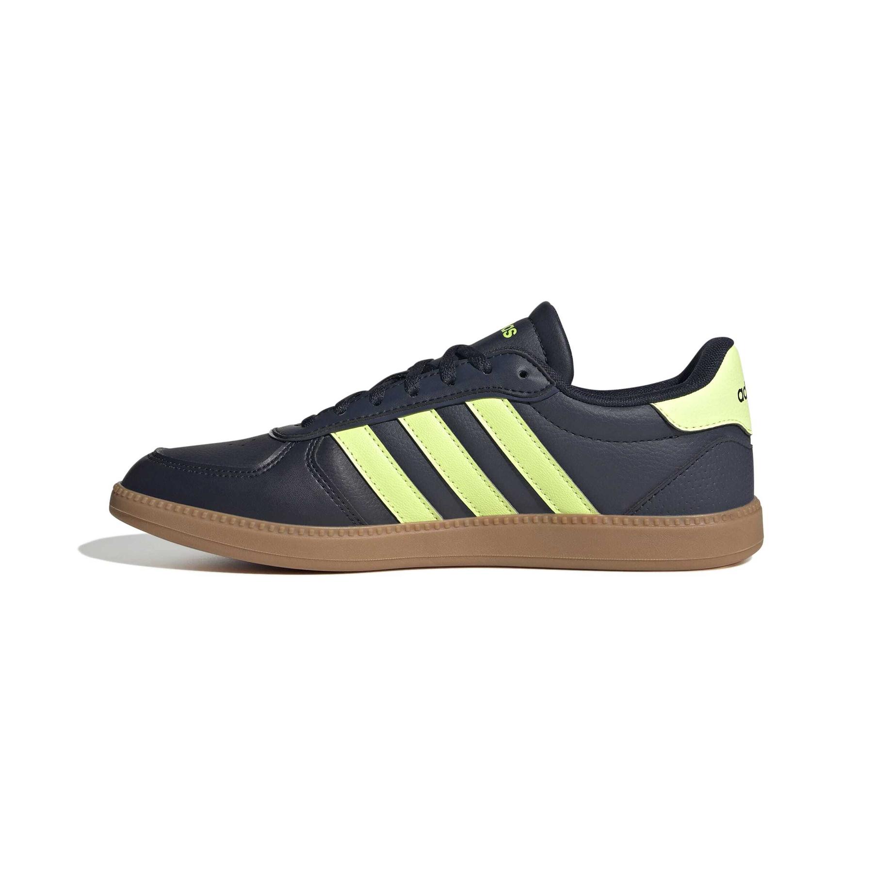 product/a/d/adidas_jq8265_5_footwear_photography_side_medial_center_view_white-nw091625.jpg