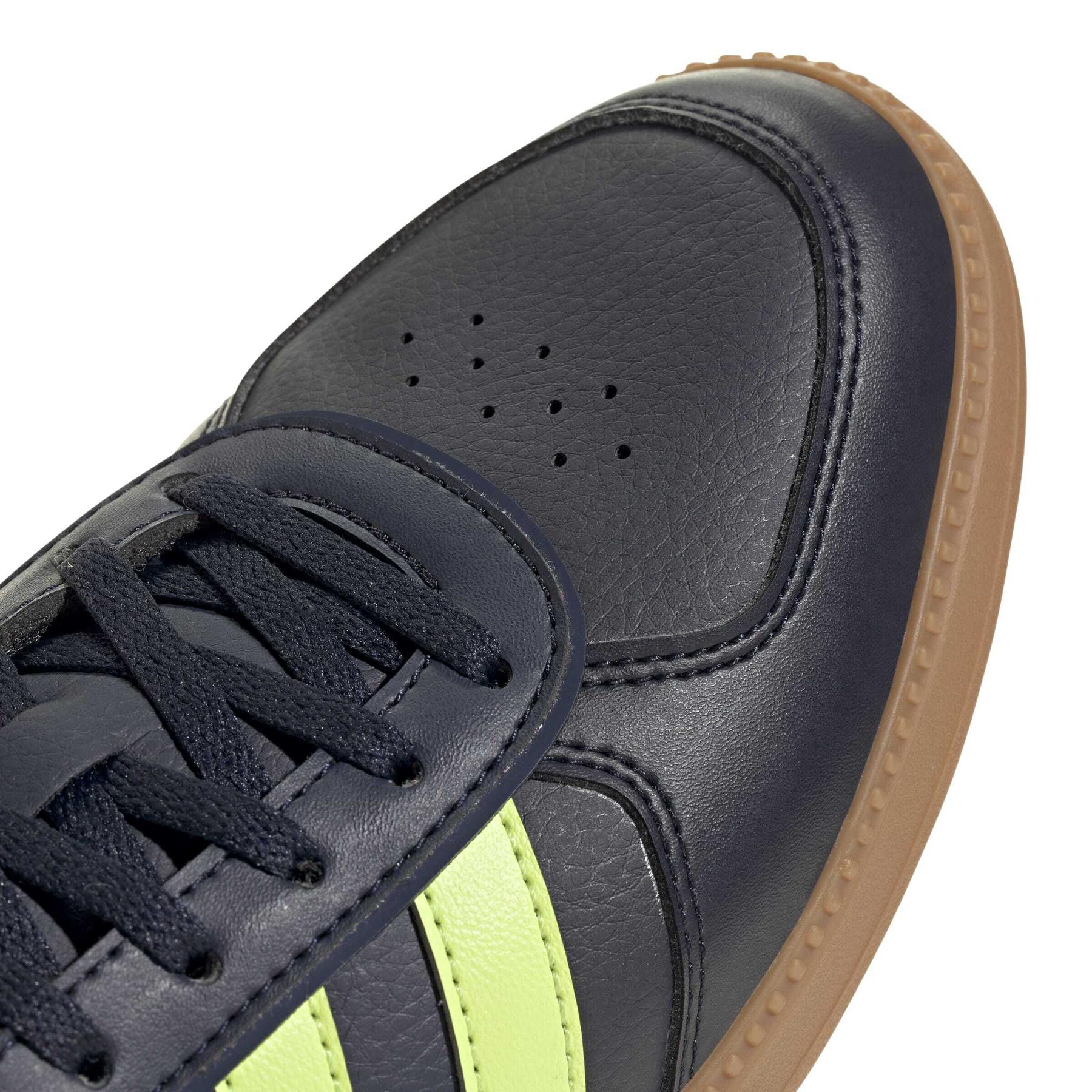 product/a/d/adidas_jq8265_8_footwear_photography_detail_view_1_white-nw091625.jpg
