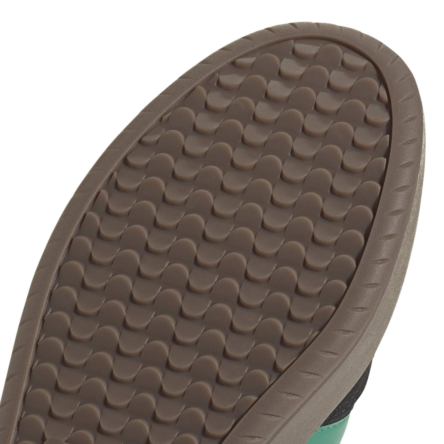 product/a/d/adidas_jr1326_9_footwear_photography_detail_view_2_white-nw091625.jpg