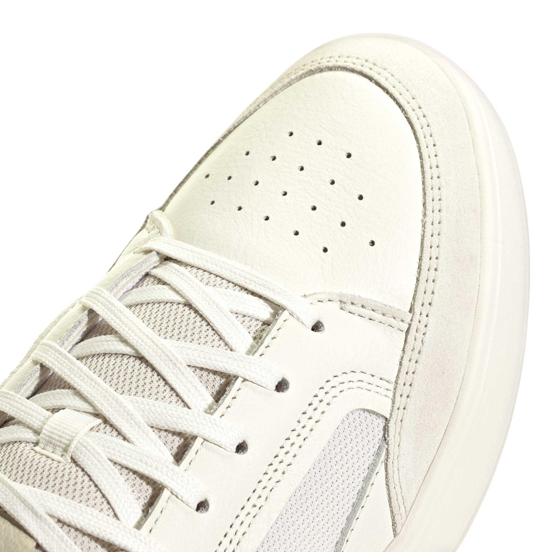 product/a/d/adidas_js0236_8_footwear_photography_detail_view_1_white-nw091725.jpg