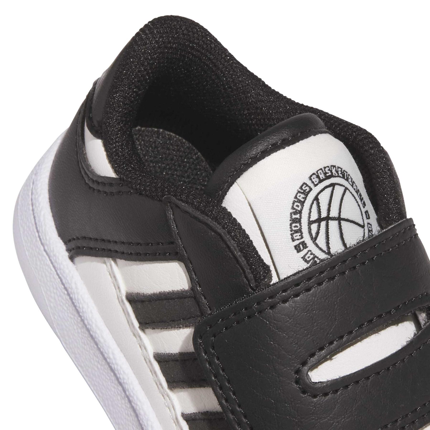 product/a/d/adidas_js3546_8_footwear_photography_detail_view_1_white-nw091725.jpg