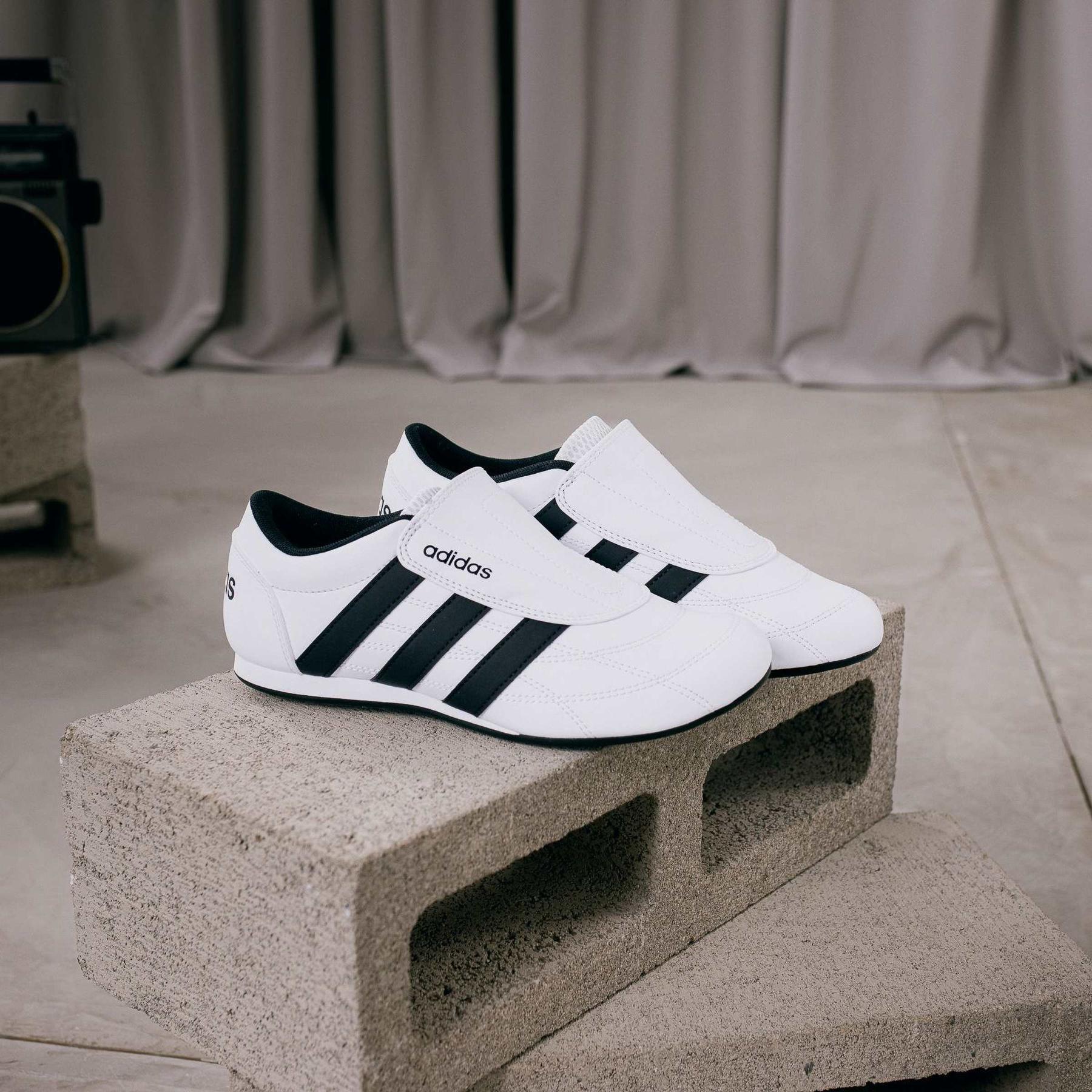 product/a/d/adidas_js3870_13_footwear_photography_heromrktng_view_2-nw091725.jpg
