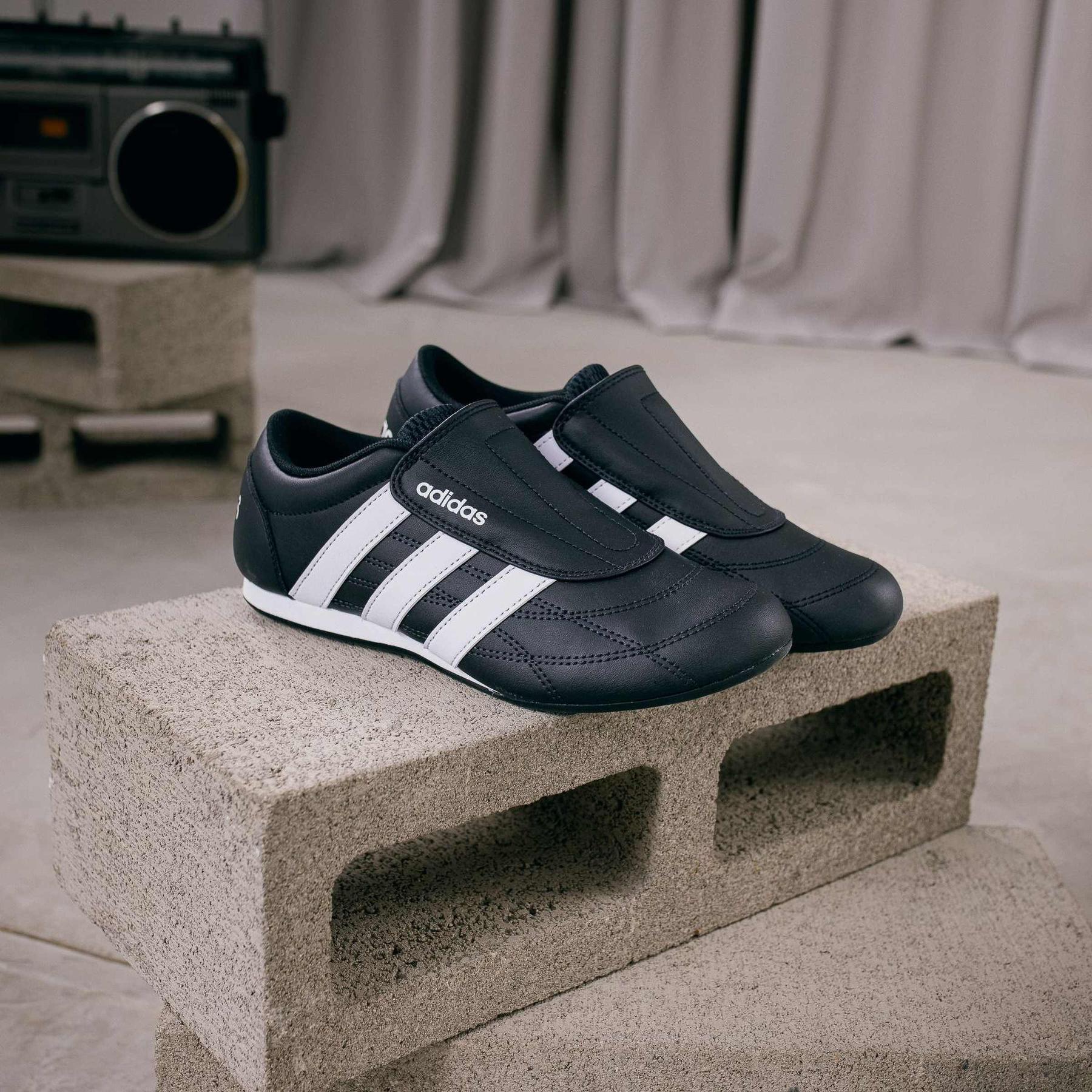 product/a/d/adidas_js3871_14_footwear_photography_heromrktng_view_2-nw091725.jpg