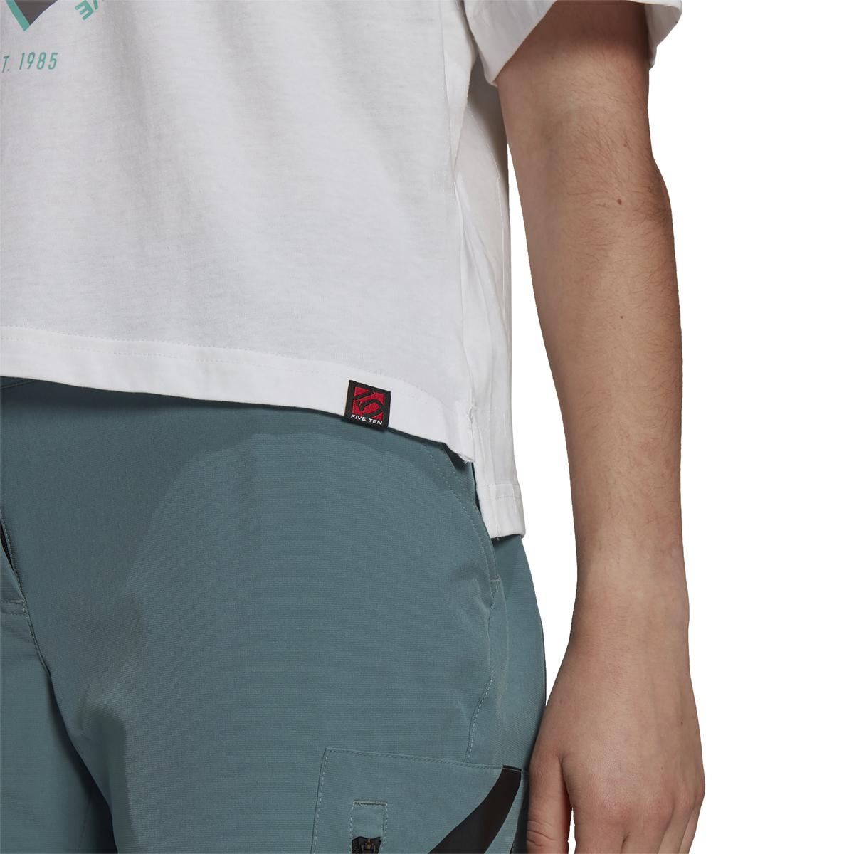 product/g/m/gm8725_app_on-model_detail-2_white.jpg