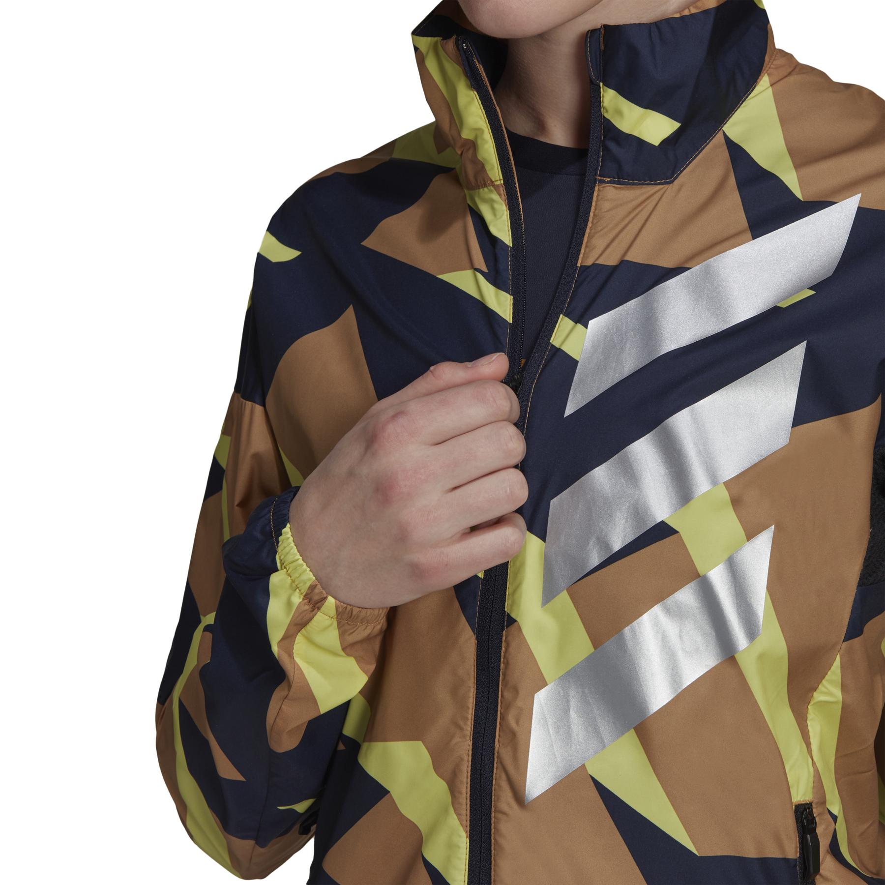 product/g/u/gu3869_app_on-model_detail-2_white.jpg