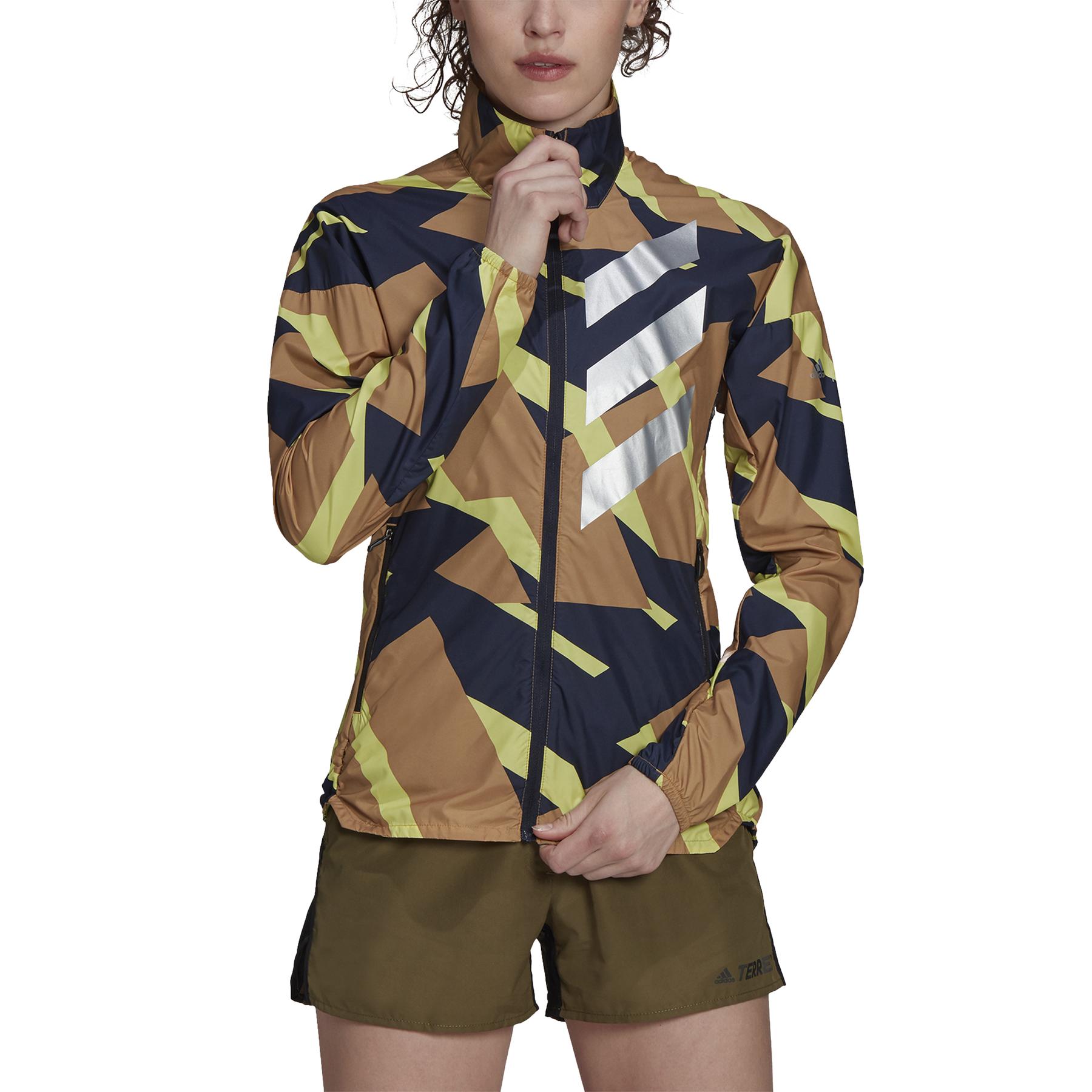 product/g/u/gu3869_app_on-model_front_white.jpg