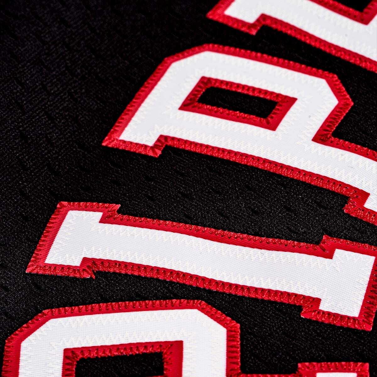 product/m/i/mitchell-ness_smjybw19107-cbublck97spi_black_4.jpg
