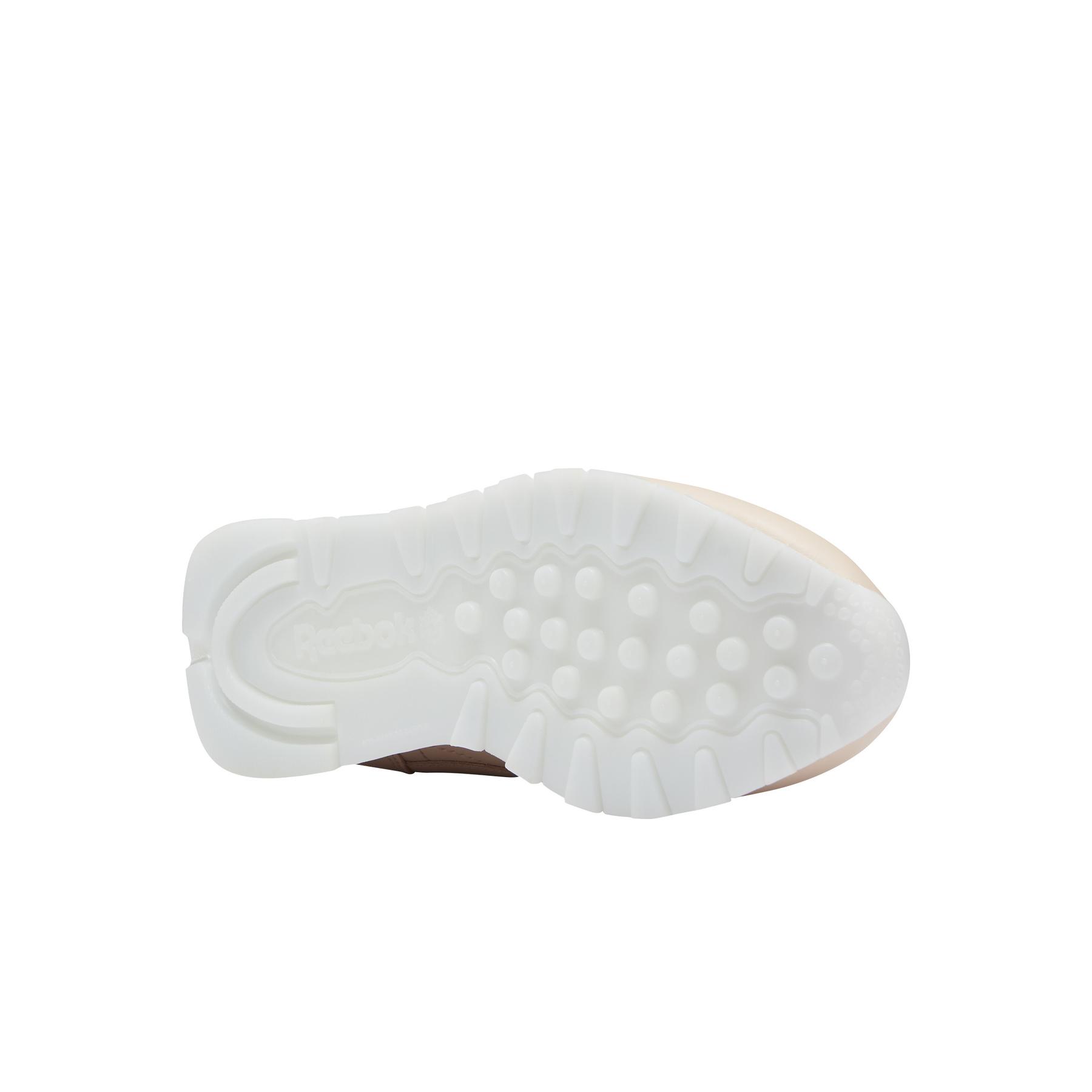 product/r/e/reebok-classics_dv6447_3_footwear_photography_bottom_view_white_000.jpg